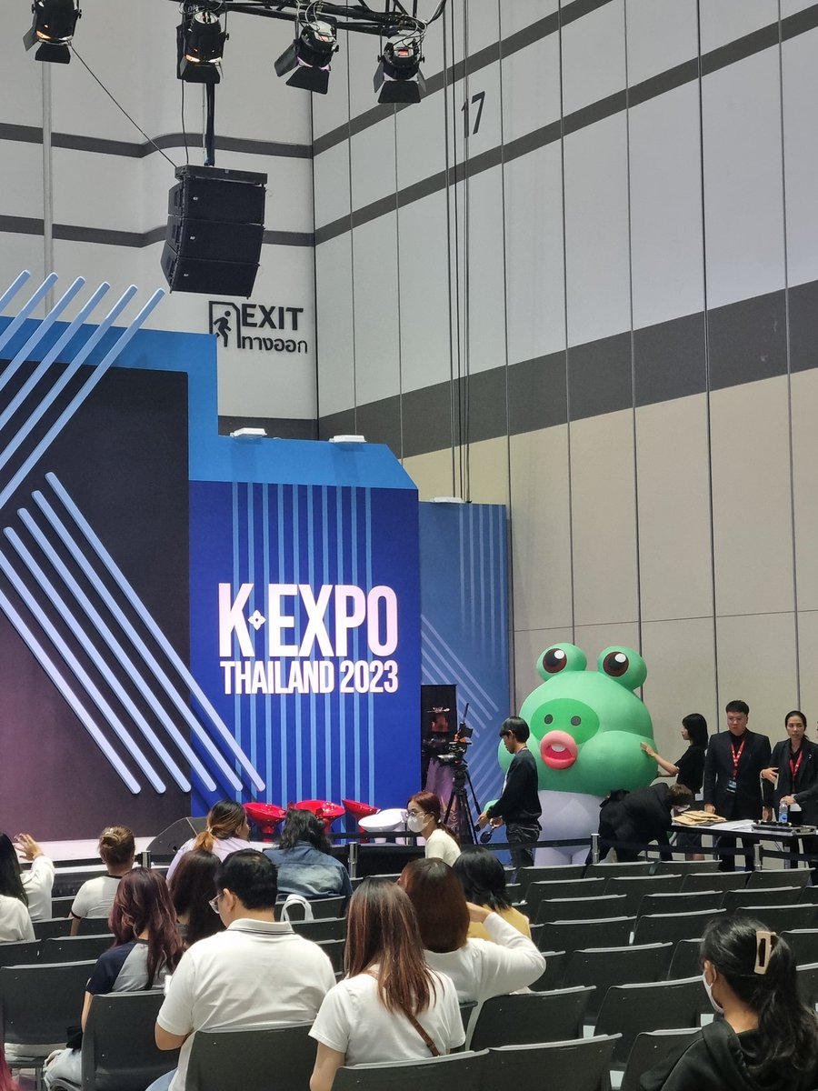 뭔가 굉장히 커다란 개구리가 
무대를 찢으러 난입했다..
#Expo #gaeguneez