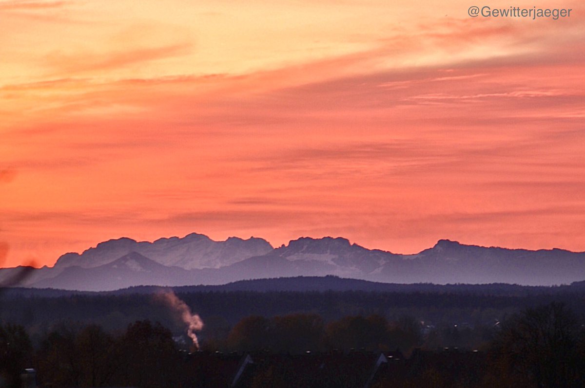 Gewitterjaeger's tweet image. Zwar kein Leuchten des Himmels durch Polarlichter, dafür aber ein farbintensiver Morgenhimmel vor Sonnenaufgang über den Alpen. 😍

Was für eine tolle Kulisse. 🏔️

#Morgenrot #Wetter #Berge #Bayern