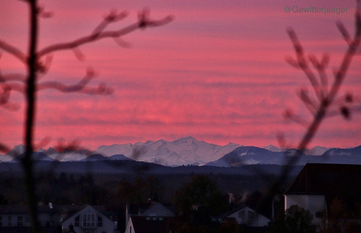 Gewitterjaeger's tweet image. Zwar kein Leuchten des Himmels durch Polarlichter, dafür aber ein farbintensiver Morgenhimmel vor Sonnenaufgang über den Alpen. 😍

Was für eine tolle Kulisse. 🏔️

#Morgenrot #Wetter #Berge #Bayern