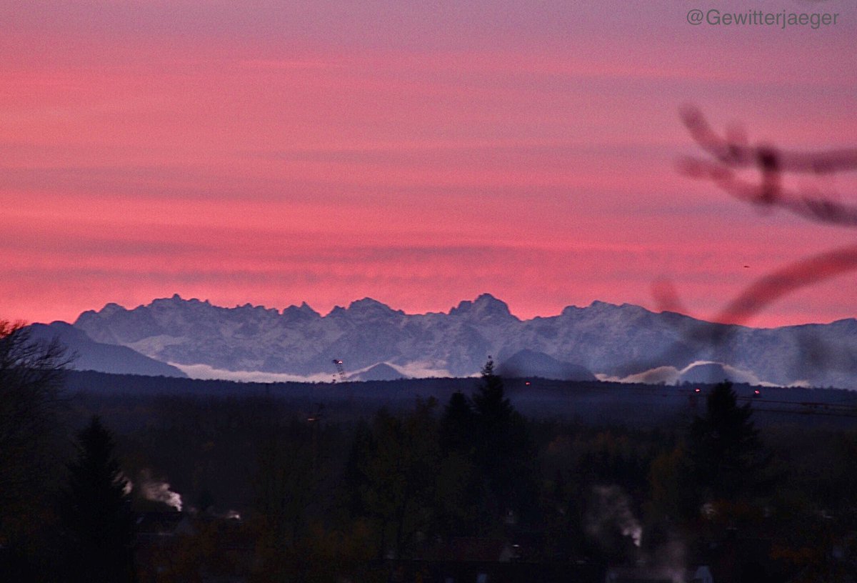 Gewitterjaeger's tweet image. Zwar kein Leuchten des Himmels durch Polarlichter, dafür aber ein farbintensiver Morgenhimmel vor Sonnenaufgang über den Alpen. 😍

Was für eine tolle Kulisse. 🏔️

#Morgenrot #Wetter #Berge #Bayern