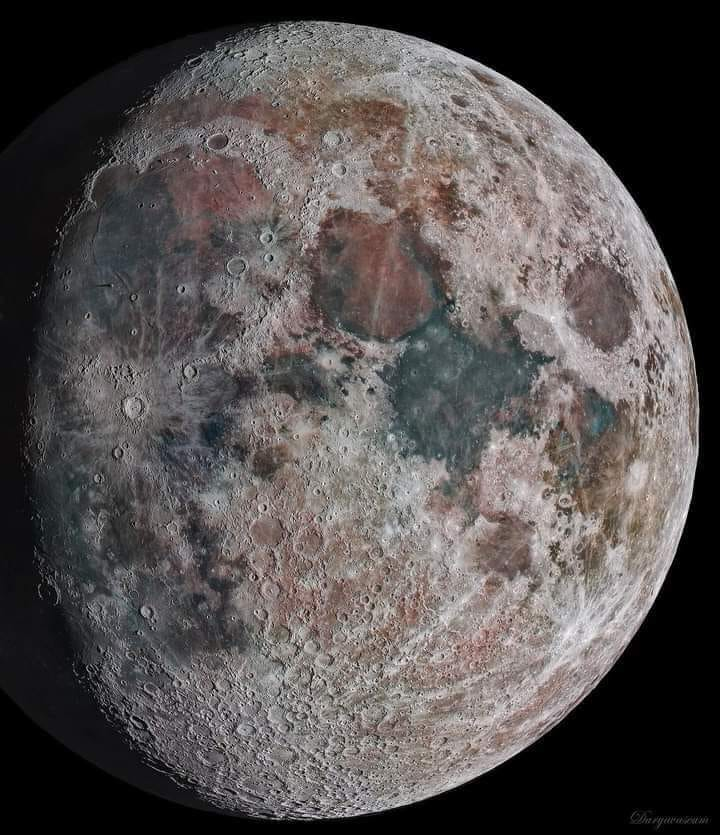 KaiserKuo's tweet photo. My Chinese ancestors looked at the moon and saw the Jade Rabbit compounding an elixir of immortality for the Moon Goddess Chang E.  But clearly, it's a teddy bear savagely yanking the left ear off a fox wearing a tattered green sweater. https://t.co/d9yltQHb5o