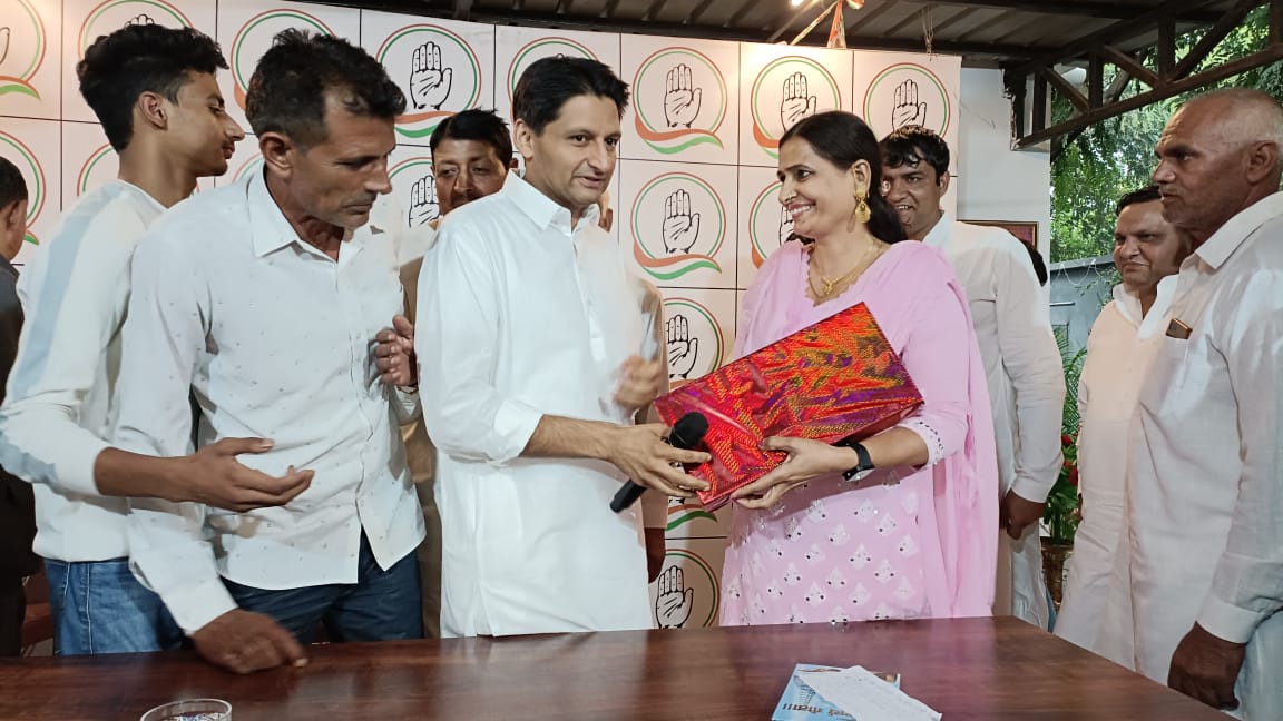 CongressPundri's tweet photo. दिल्ली निवास-स्थान पर चौधरी @DeependerSHooda सिंह हुड्डा जी को दीपावली की शुभकामनाएं दी... आपको और आपके परिवार को दीपावली के त्योहार की ढेर सारी शुभकामनाएं ! https://t.co/8mgqV9gZht