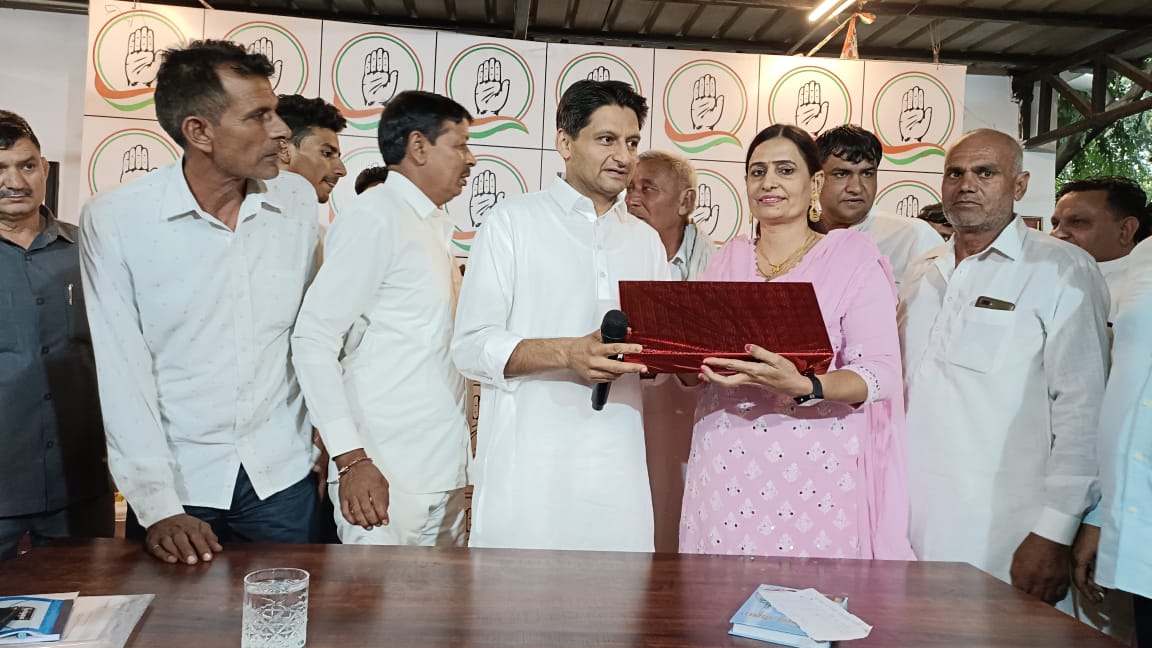 CongressPundri's tweet photo. दिल्ली निवास-स्थान पर चौधरी @DeependerSHooda सिंह हुड्डा जी को दीपावली की शुभकामनाएं दी... आपको और आपके परिवार को दीपावली के त्योहार की ढेर सारी शुभकामनाएं ! https://t.co/8mgqV9gZht