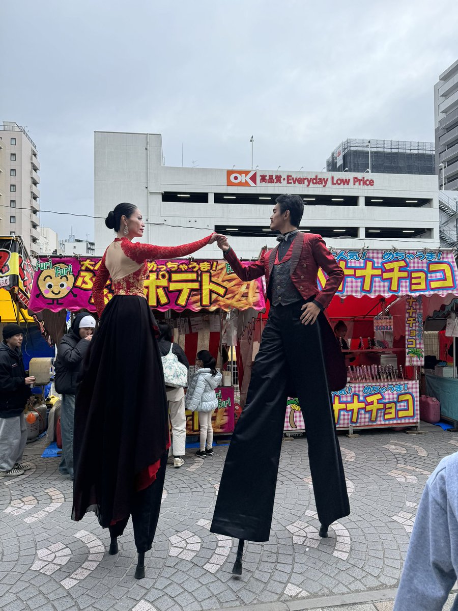 akiynee_'s tweet photo. ホテルの外でお祭り🏮
大道芸人の催しが豊富で
とても新鮮✨ https://t.co/CZePZpFGiG