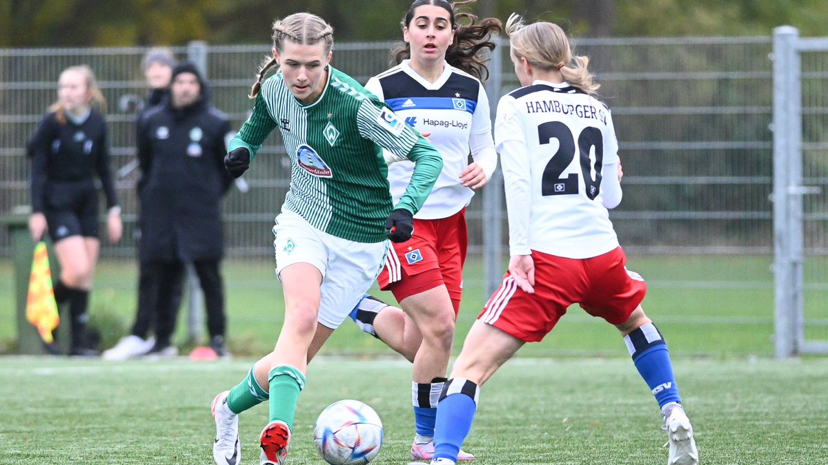 werderfrauen's tweet photo. So feiern Derbysiegerinnen. 🤩
Unsere U17 gewann gestern das #Nordderby gegen den Hamburger SV mit 3:1.
#Dirks, #Stamme & #Azonabor erzielten die Tore.
Heute kommt es zum nächsten Bremen-Hamburg-Duell: #Werder II trifft ab 14 Uhr auf den FC St.Pauli.
#Werderfrauen https://t.co/5KNa6vRRqw