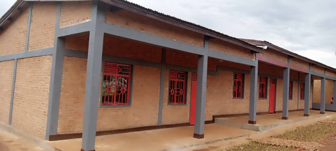 MagazineJimbere's tweet photo. 🔰 Inauguration ce 10 novembre 2023 de trois salles de classe sur la colline #Mirama de la commune #Bugendana (@Gitega),  construites et équipées en bancs-pupitres par Abbé Déogratias Ntikazohera, natif de cette colline

👥 "Ces salles permettront de désengorger la section maternelle de l'Ecofo #Munyinya de la même colline et les apprenants pourront suivre les cours dans des conditions acceptables"

🙏🏾 Remerciant l'Abbé Déogratias Ntikazohera pour son initiative, Béatrice Bukuru, admicom de Bugendana appelle la population à la limitation des naissances, car "le nombre d'élèves par classe reste élevé malgré de nouvelles écoles incessamment construites"

#Burundi #Jimbere