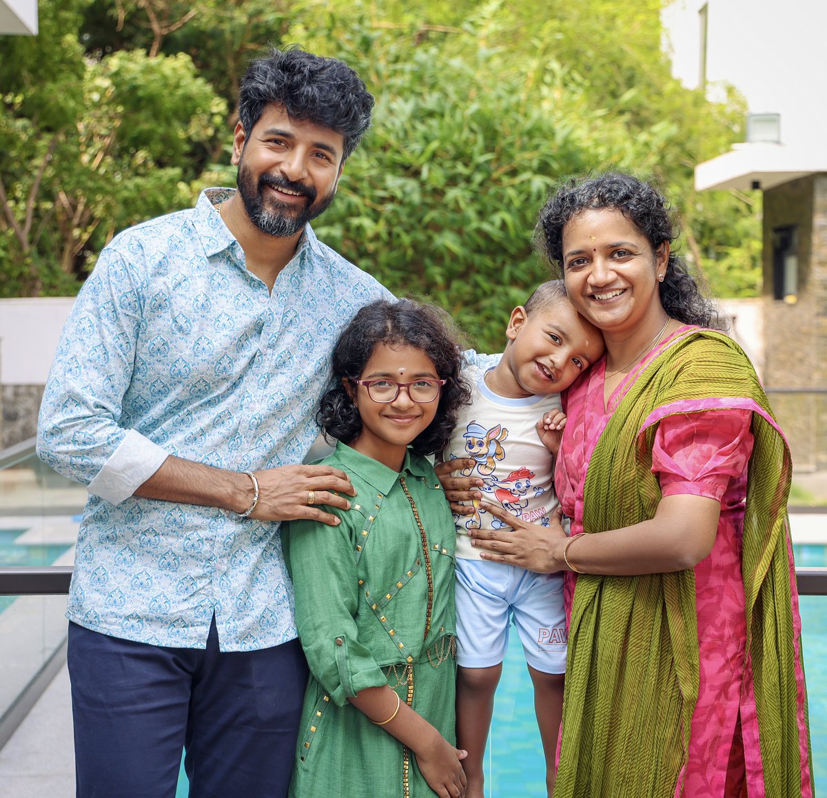 Siva_Kartikeyan's tweet photo. Happy Diwali to all 😊❤️💥✨

-SK &amp; family https://t.co/vEjeCHxRIZ