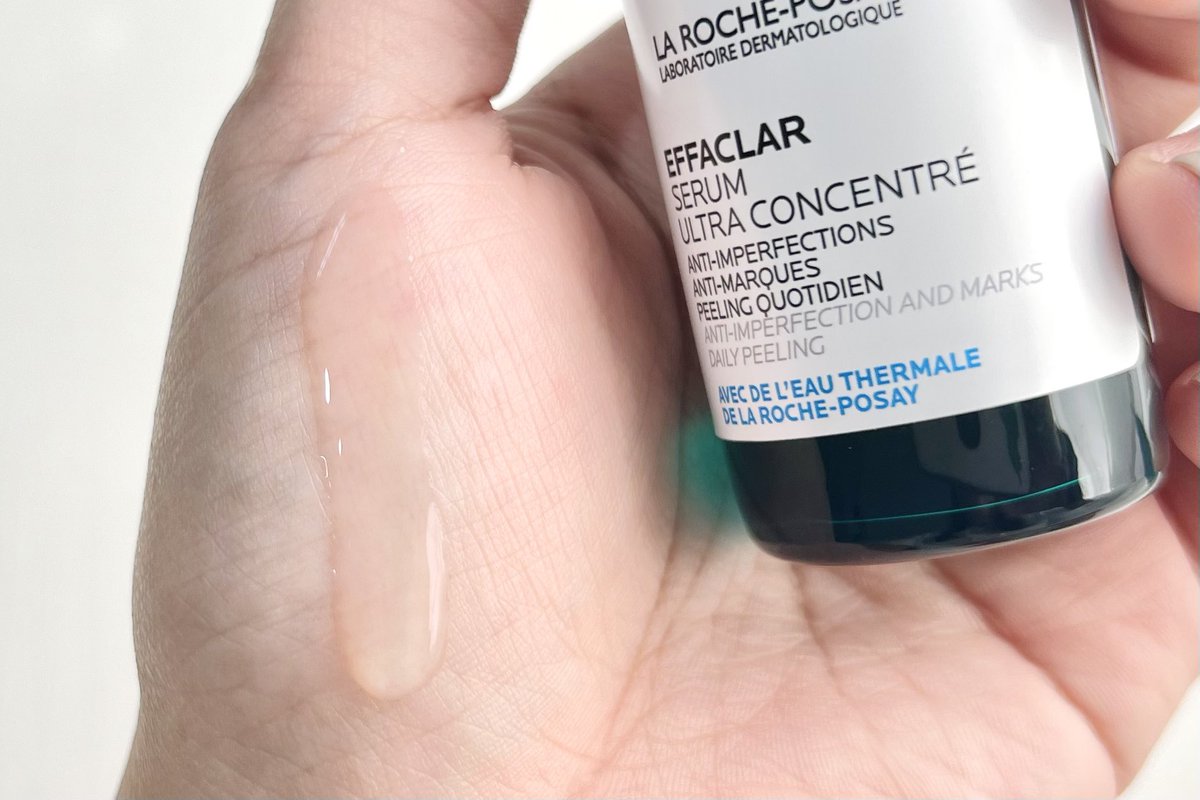 Phanbie's tweet photo. ใช้เป็นขวดที่ 2 ละจ้า La Roche-Posay Effaclar Serum ตัวช่วยเรื่องสิวแบบจึ้งจริง นี่เป็นสิวฮอร์โมนแทบทุกเดือน พอใช้ตัวนี้แล้วสิวอุดตันลดจริง มันสลายหัวสิวค่อยๆยุบสลายไป ตอนนี้จับผิวแล้วเนียนขึ้นเยอะ ไม่มีสิวหัวขาวเม็ดๆที่หน้าให้หงุดหงิดละ สิวอักเสบช่วงนี้ก็ไม่ค่อยขึ้นแล้ว  พวกรอยสิวจางลงไวด้วย ตัวเนื้อเค้าก็บางเบา ซึมเข้าผิวง่ายเวอร์❤️ #LaRochePosayTH #Effaclar #ลาโรชโพเซย์ #เอฟฟาคลาร์