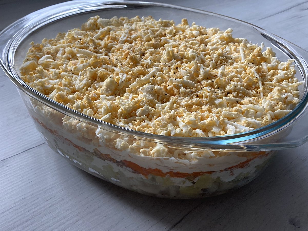 AnnaGotuje's tweet image. Sałatka śledziowa warstwowa, czyli śledź pod pierzynką 🙂
kuchcikgotuje.pl/2023/11/salatk… 
#przepis #sałatka #przystawka #ryba #obiad #dobrejedzenie #obiad