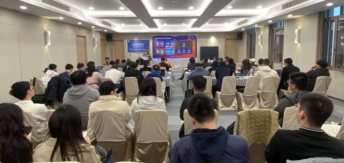 万物创造营AlphaDAY(6)上海站正在火热进行中🔥超过70位投资人、公链与生态方嘉宾赴现场参加，聆听20个优秀创始人的项目分享并热烈探讨🙌🏻