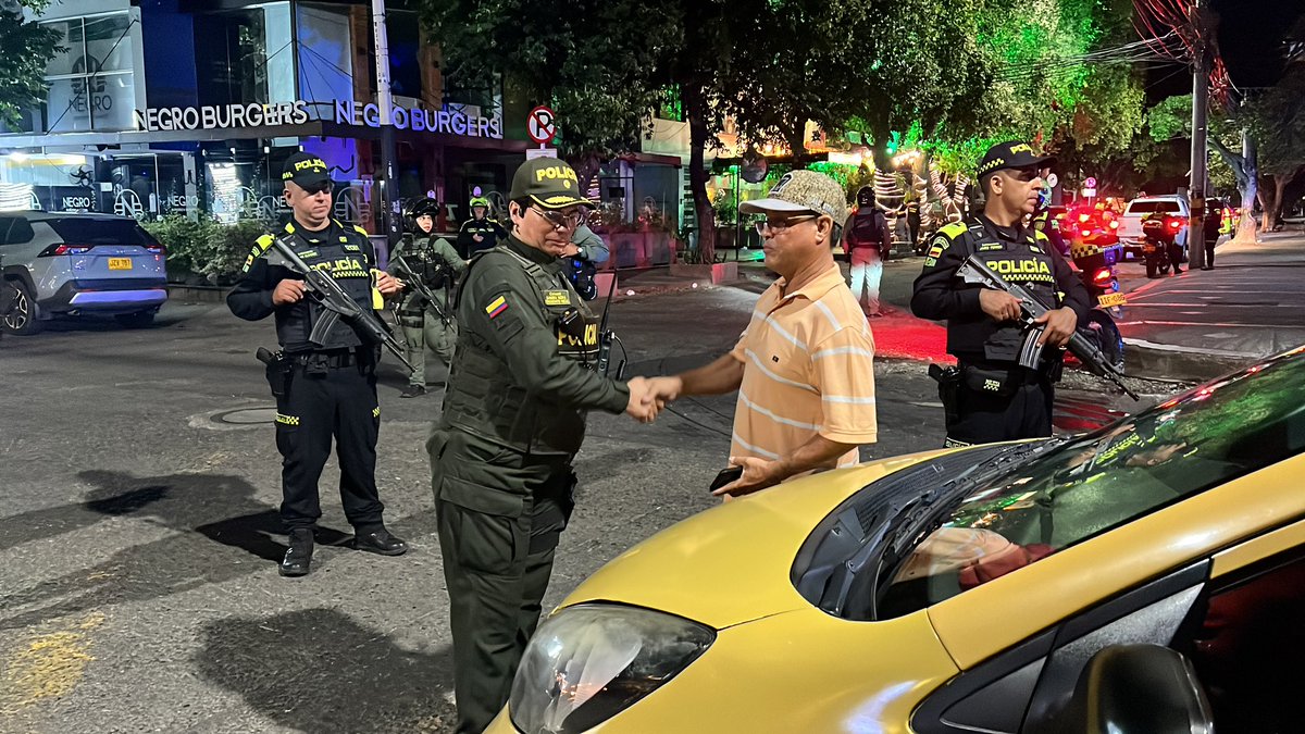 PoliciaCucuta's tweet photo. Desde el sector de #Caobos y #malecon mujeres y hombres de las diferentes especialidades continúan desplegando acciones preventivas, de control y acompañamiento a la ciudadanía, bajo el liderazgo de la comandante de @PoliciaCucuta , Coronel Sandra Mora. 🚨👮🏻♀️👮🏻♂️👇🏻#DiosYPatria https://t.co/XHFTHgyhac