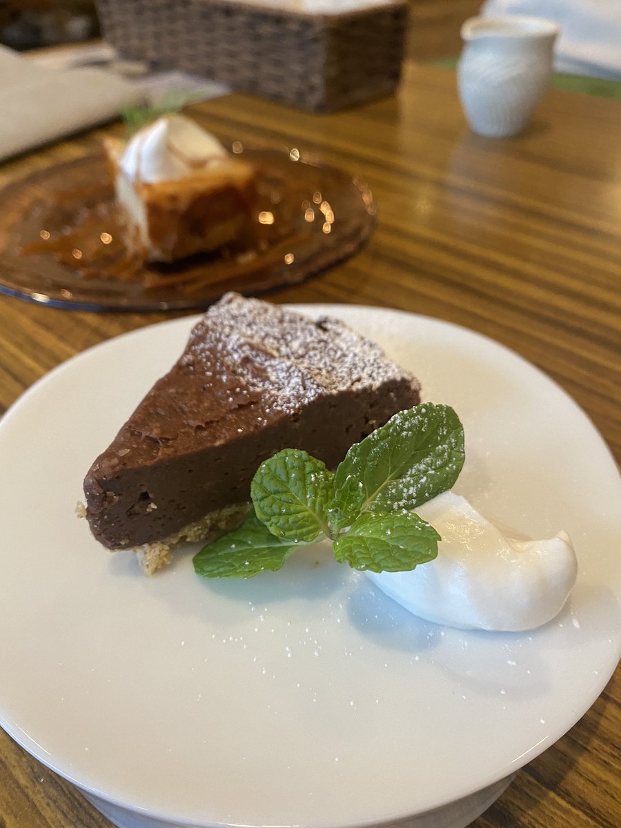 pupone_acr7's tweet photo. 本日の昼デザートはこちら 11cafe💁♂️
酒粕チョコチーズケーキ
塩キャラメルソースの酒粕チーズケーキ
マイフレンドの誕生日ケーキを食べにこちらへ🍰
酒粕がブワっと香ってクセがあるけど甘味にマッチしてめちゃ美味しい😋
普段食べない物だとハードル無さすぎてなんでも超絶美味しく感じる🧁
#11cafe https://t.co/UKDHYVltA8