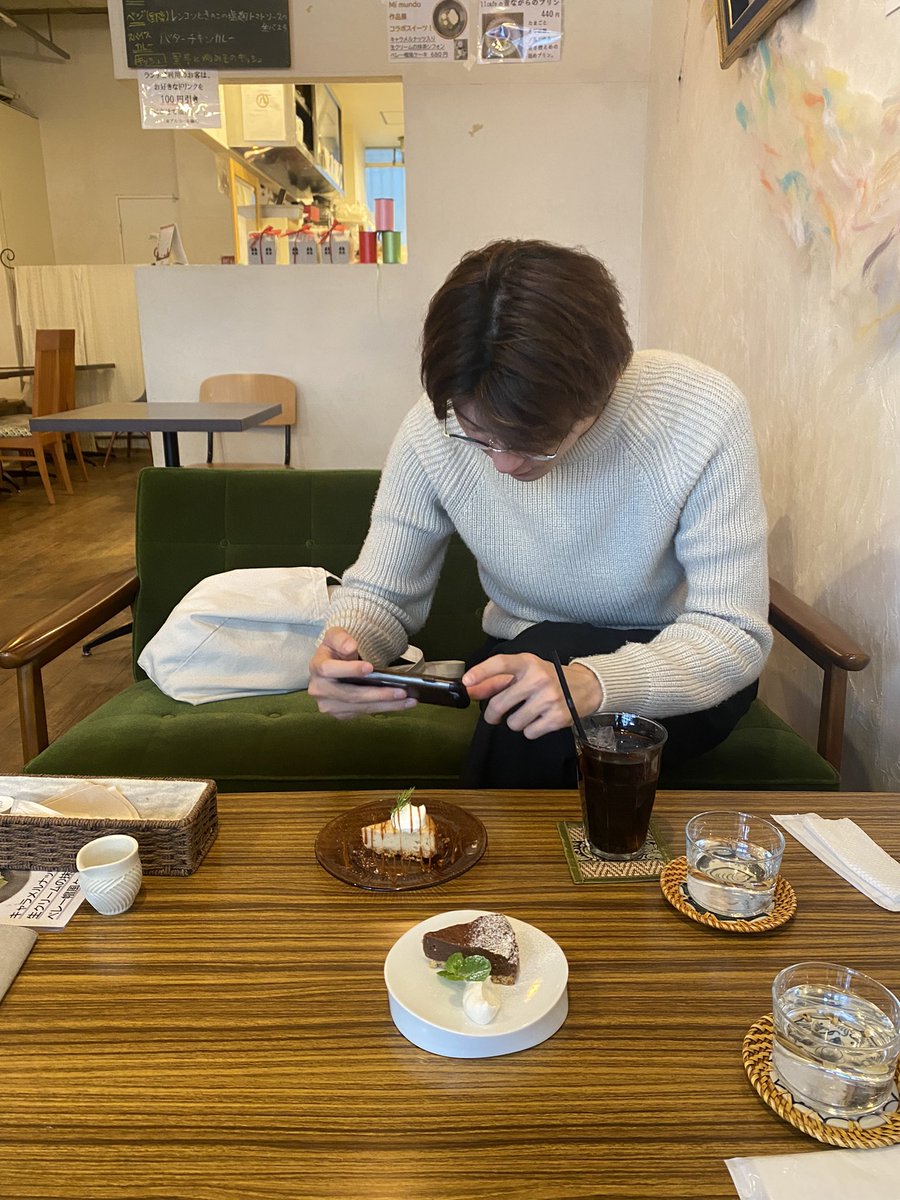 pupone_acr7's tweet photo. 本日の昼デザートはこちら 11cafe💁♂️
酒粕チョコチーズケーキ
塩キャラメルソースの酒粕チーズケーキ
マイフレンドの誕生日ケーキを食べにこちらへ🍰
酒粕がブワっと香ってクセがあるけど甘味にマッチしてめちゃ美味しい😋
普段食べない物だとハードル無さすぎてなんでも超絶美味しく感じる🧁
#11cafe https://t.co/UKDHYVltA8