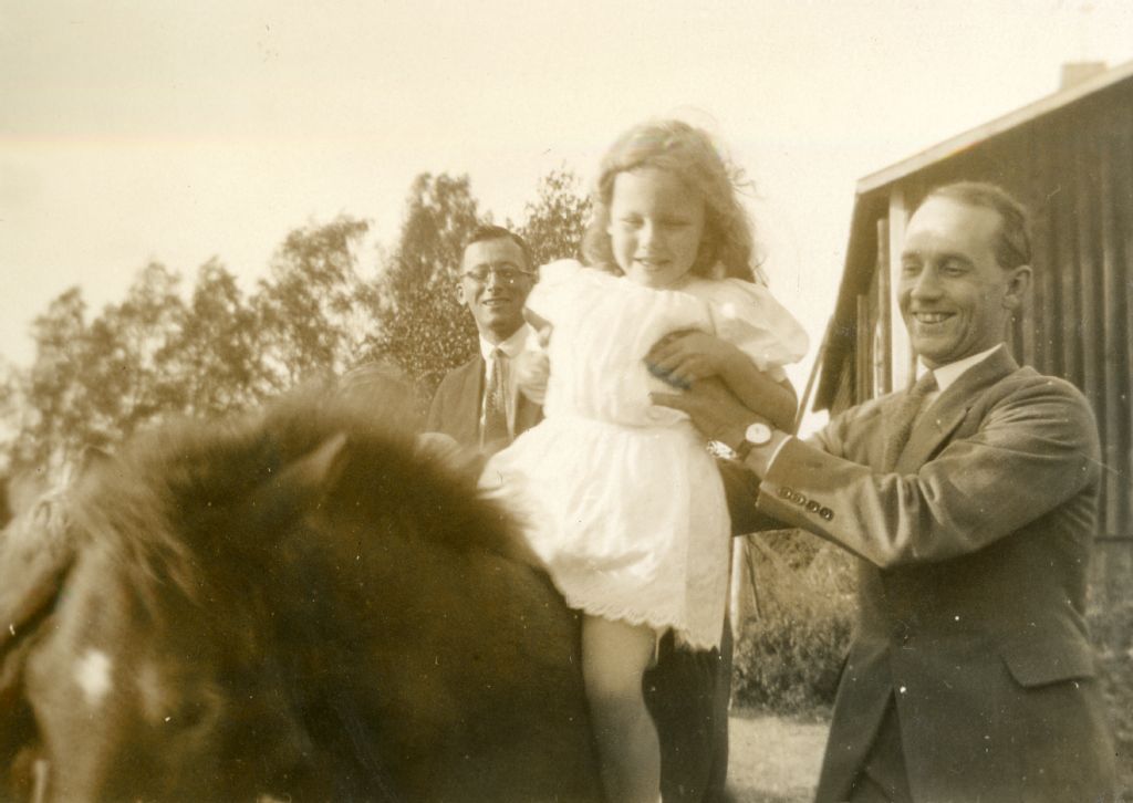 VantaanKaupunki's tweet image. Hyvää isänpäivää! 🎁 
Grattis på Fars dag! 🍰 
Happy Father's Day! ❤️
#Isänpäivä #Farsdag #FathersDay #KotonaVantaalla #Vantaa 

📷 Per Kasten Sanmark nostaa Maria von Zwehlin hevosen selkään Håkansbölen kartanolla 1927 @VantaaKaupMuseo