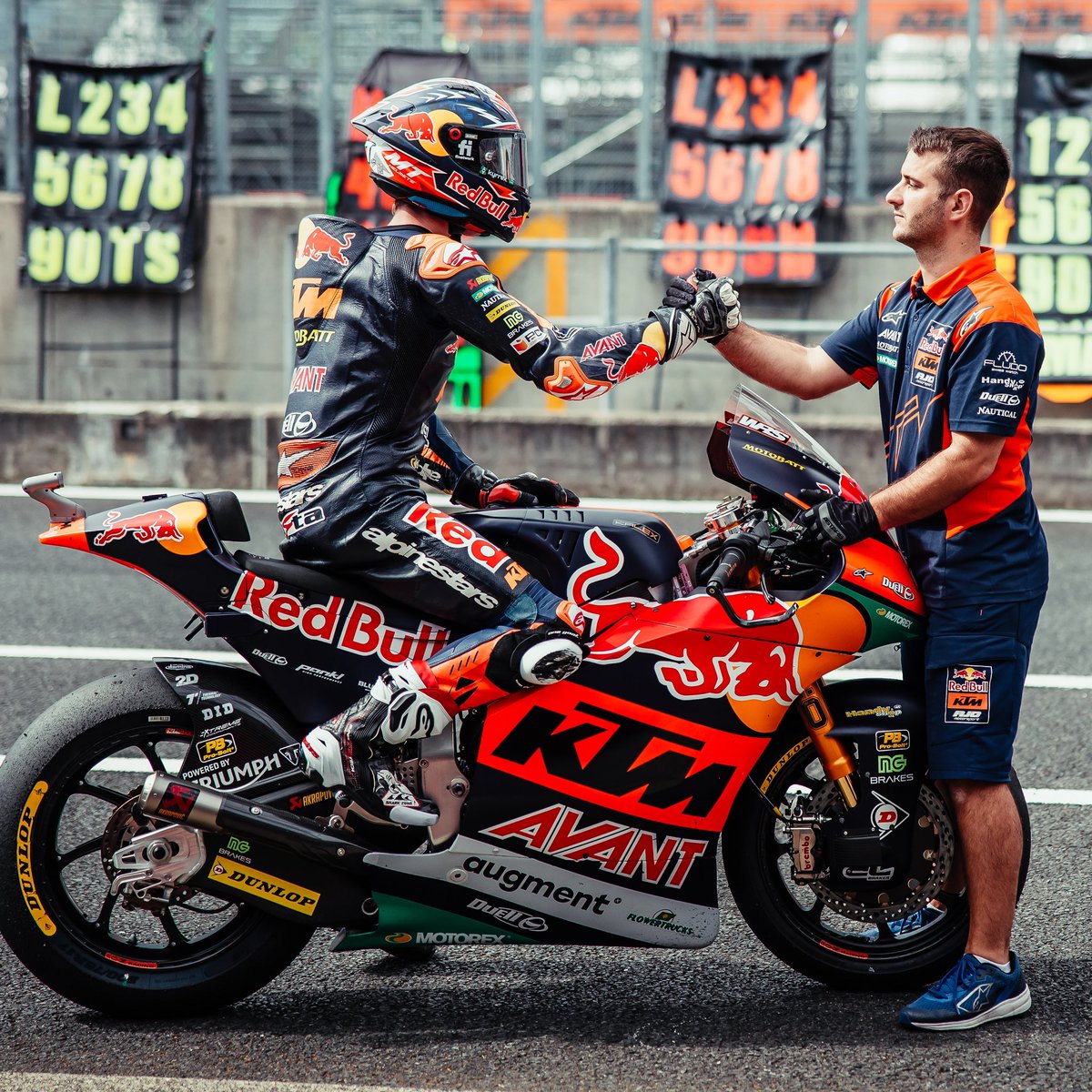 Akrapovič tweet media