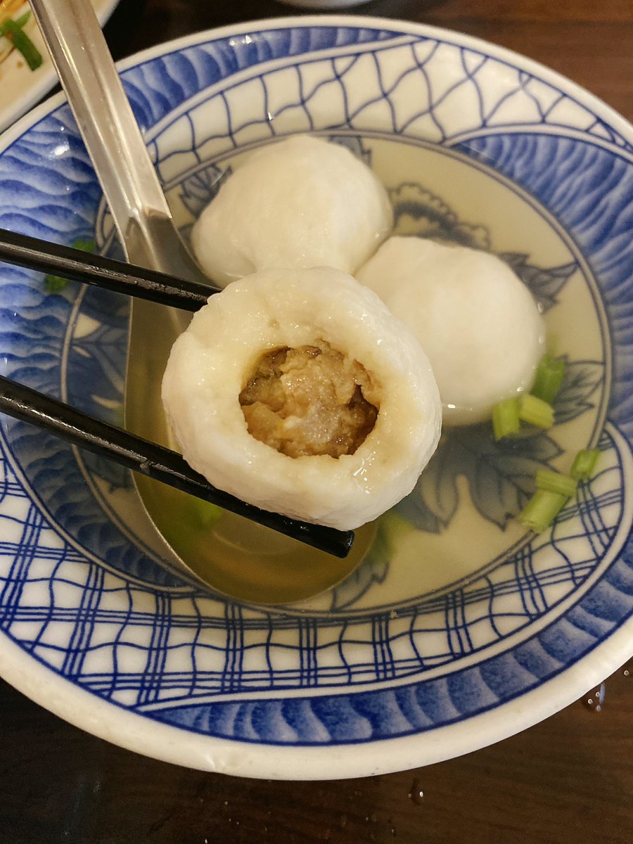 thaibornchinese's tweet photo. จริงๆพวกตลาดสดก็เป็นอีกที่ที่ร้านอาหารอร่อย โลคอลจริงจังและราคาดี ส่วนตัวชอบไปเดินตลาดพวกนีเแล้วแงะหาร้านด้วยค่ะ😝😝

พรีริมไว้ก่อน อย่างจานนี้เป็นอาหา���ไต้หวันที่รับอิทธิพลแบบฮกจิว 福州 มา เป็นลูกชิ้นปลายัดไส้ กัดลูกชิ้นแล้วจะมีหมูสับกับซุปไหลออกมา กินเป็นอาหารเช้าในวันที่ฝนปรอยๆก็ดี