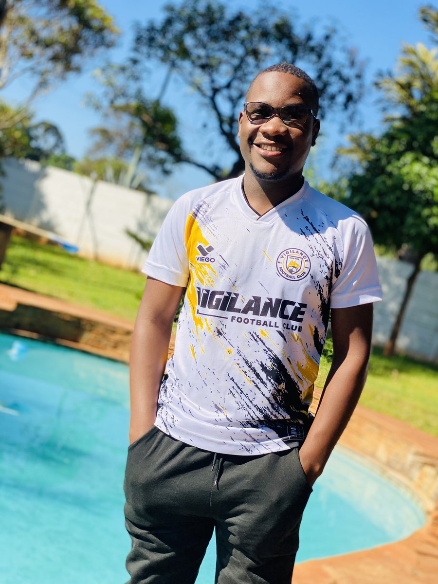 _MakdShelby's tweet image. Dai Prezha raizvimbira ndiri ini Ricky Ross vachinditi Biggy Boss but mmm mmmm 
Ndini Vigilance havatikwanise isusu😅🎤