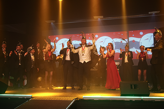 Na een prachtige avond, waarbij afscheid is genomen van Prins Geert d'n Urste, zijn gisteren in een bomvolle De Brink in Eerde de nieuwe Heersers van Oiversland onthuld. Het zijn Prins Rob (Fleskens) d'n Urste, zijn Prinses Lieke, Adjudant Mark van Os en Hofdame Daniëlle. Alaaf!