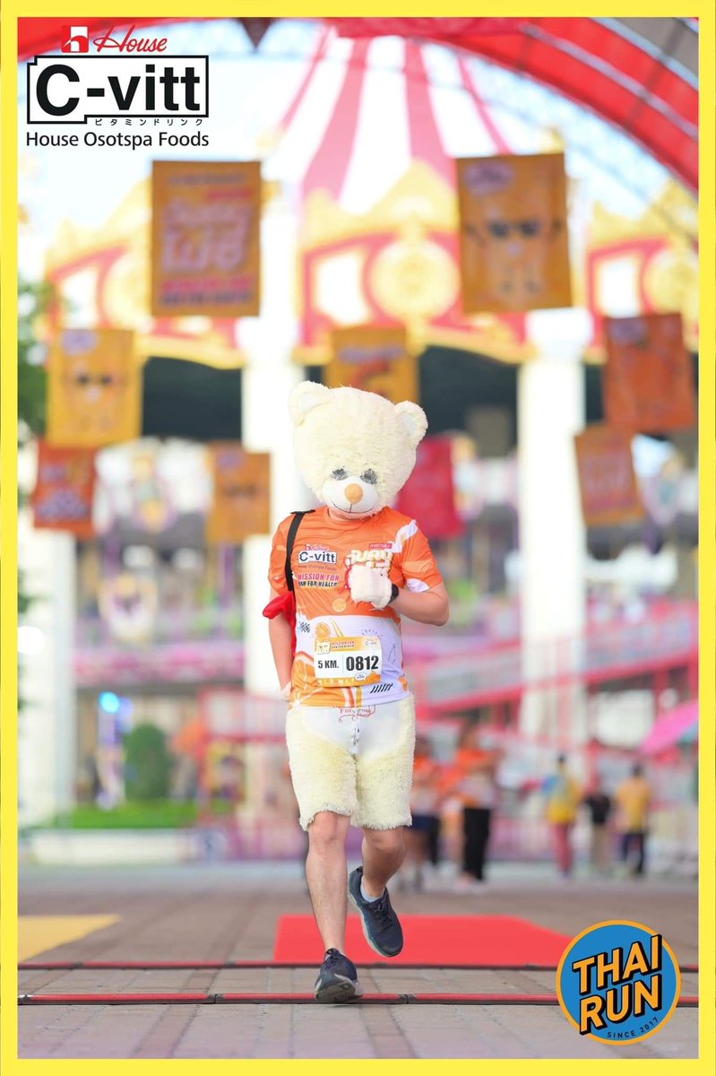 pchy_ch's tweet photo. เป็นรูปงานวิ่งที่พี่หมีชอบมาก...สีสันสดใสสุด🐻
วิ่งในสวนสนุกทั้งที พี่หมีเป็นนักวิ่งแฟนซีคนเดียวในงาน
อ้อ!!! งานนี้ไม่เน้นวิ่งสินะ งาน Fan Meeting นุนิว ซี เบลล่า ย่อมๆ นี่เอง 😀 แต่งานสนุกดี เพลินๆ
#RunPchyRun
#CVittMissionFunRunForHealth https://t.co/xUSyw8USG9
