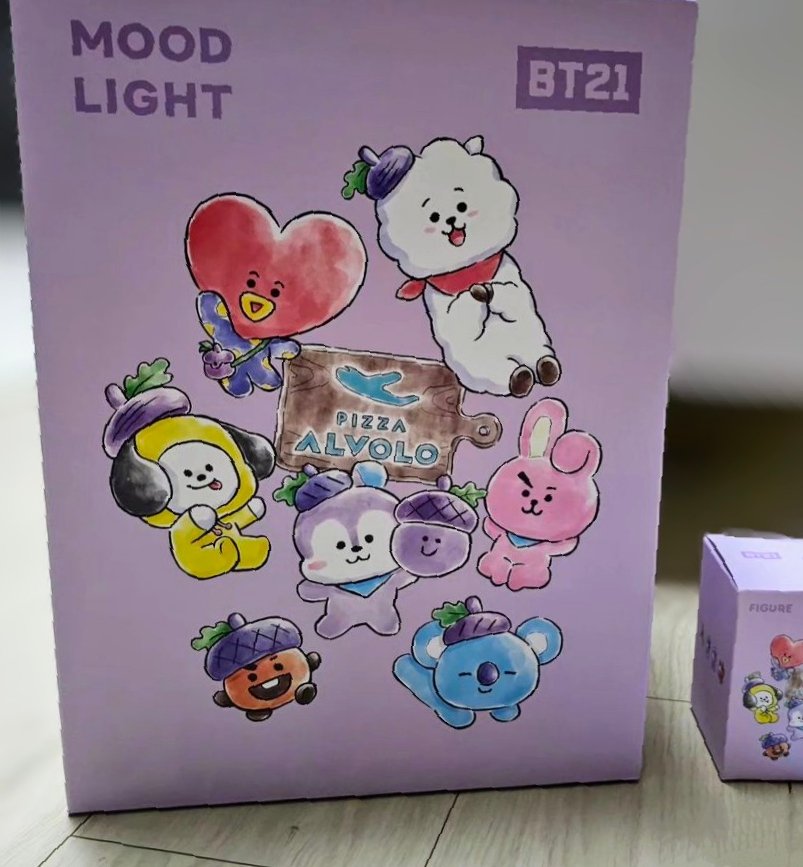 __BtsWorld's tweet photo. ALVOLOって名前のチェーンのピザ屋さん🍕BT21のイベント中でした😋
ルームランプ💜
ピザの名前は도토희망피자🍕
どんぐり希望ピザ!🐿
まさか韓国で大量にピザを食べるとは😂でもマンちゃん主役だもの!💜
#ALVOLO #BT21 #ピザ #pizza #Mang
#韓国 #BTSARMY #ルームランプ
#JHOPE https://t.co/lWZTRBiJAh