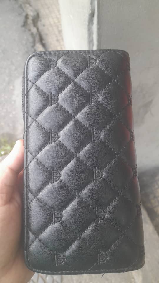 ReporteYa's tweet photo. #12Nov #ServicioPúblico 
@RobertLobo_: En La Hoyada, Caracas, fue hallado este monedero con documentos y tarjetas de bancos. La dueña es Verónica del Carmen Pérez (19). Conozco a la persona que lo tiene. Ojalá pueda recuperarlo.  Ya le escribí a dos muchachas en Facebook que tienen ese nombre y tienen parecido