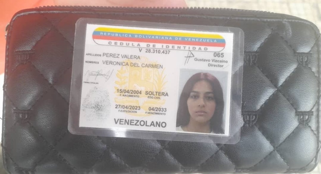 ReporteYa's tweet photo. #12Nov #ServicioPúblico 
@RobertLobo_: En La Hoyada, Caracas, fue hallado este monedero con documentos y tarjetas de bancos. La dueña es Verónica del Carmen Pérez (19). Conozco a la persona que lo tiene. Ojalá pueda recuperarlo.  Ya le escribí a dos muchachas en Facebook que tienen ese nombre y tienen parecido