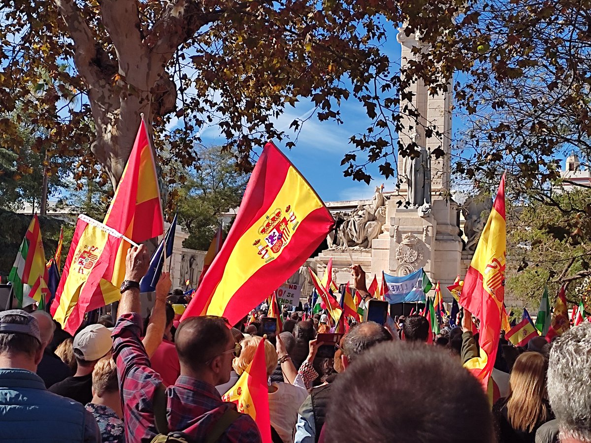 MjpbPro's tweet image. Hoy en la Plaza de España #Cadiz miles de personas nos manifestamos en contra de la amnistia, la desigualdad entre españoles y la tiranía de este gobierno.

#EspañaNoSeRinde