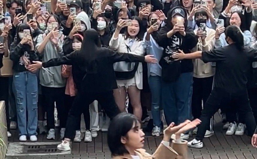 F-u-aNRaoAA98kf?format=jpg&name=900x900