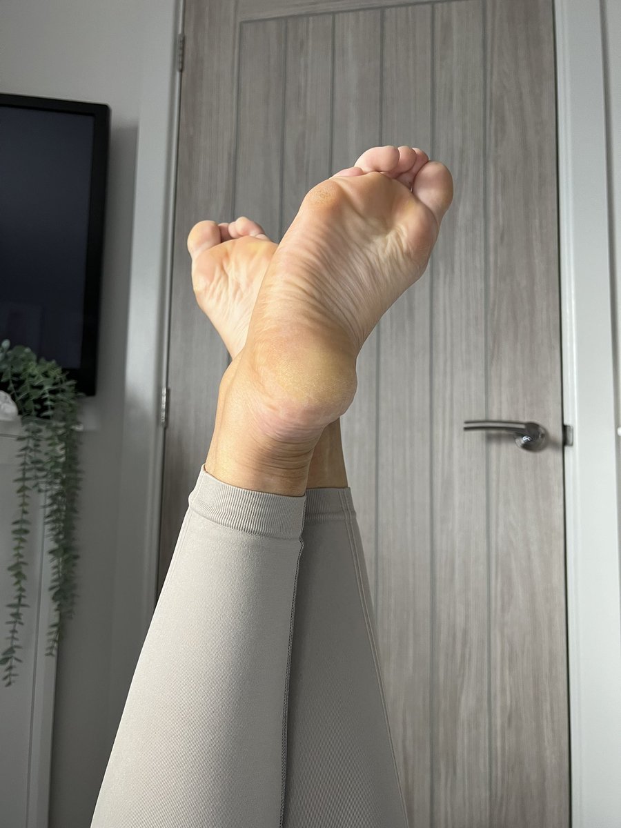 Celinesfeet5's tweet photo. Who loves my soles? Check comments for more 😈 @rt_feet @Feet_of_the_Day  @Feetfinder https://t.co/e0rXcc0Ez4