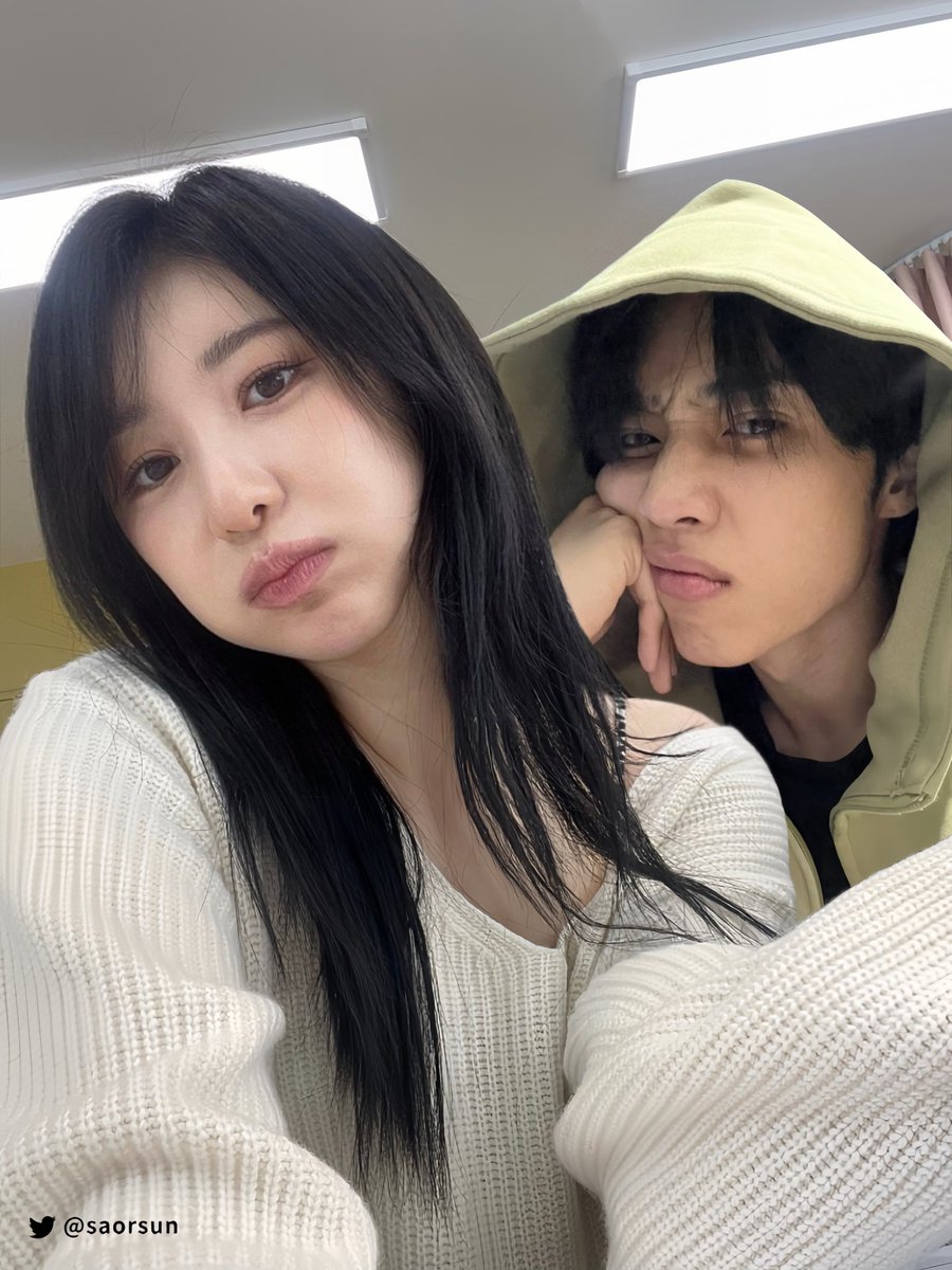 saorsun's tweet photo. sw : *ngikut foto di belakang*
cy : "minggir dong! ngerusak pemandangan aja orang mau selfie."
sw : "eh, lo foto pake hp gue????"
cy : "ya, terus?????"
sw : "ya, wajar kalo gue mau ikutan. lagian ga akan bikin lo makin jelek juga, yg ada makin cakep karena ada guenya."
#feacoon https://t.co/DUkIefJnGr