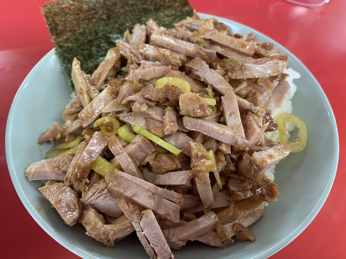 y77elm717's tweet photo. 2023年ラーメン86
サイドメニューのチャーシュー丼が���リューム満点と同僚に勧められラーメンショップ 綾瀬店へお邪魔しました😊
ネギラーメンとチャーシュー丼❣️
完食するのがやっとでした😅🍜
#ラーメンショップ
#綾瀬市ラーメン https://t.co/cEvY2We8ls