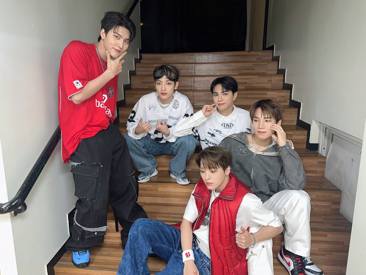 VannerOfficial's tweet photo. [#VANNER]

이틀 간 행복했던 AWESOME STAGE✨
다같이 뛰어놀 수 있는 무대가 많아졌으면 좋겠어요💎
삐삐와 배둥이는 공연장을 뿌셔✊

#배너 https://t.co/Y5piWHfeDl