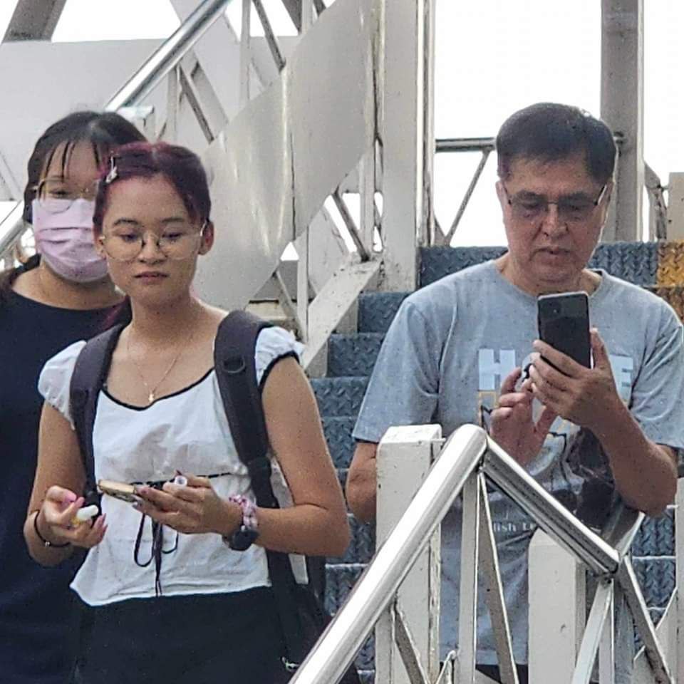 อ้าว

รุ่นพี่เทพศิรินทร์ที่ไปทำกิจกรรมติดป้าย #เลิกบังคับแปรอักษร หน้าสนามเมื่อวานนี้คือลุงสมยศเองเหรอคะ และหนึ่งในนั้นที่ไปด้วย คืออันนา #นักเรียนเลว ซึ่งจบมัธยมจากเตรียมอุดมฯ

สุดท้ายก็แค่ละครอีกฉากหนึ่ง ที่สมยศโมเดลลิ่ง กำกับด้วยตนเอง ถ้ามีบุ้งกับหยกด้วย คงฟินมากกว่านี้ 😁