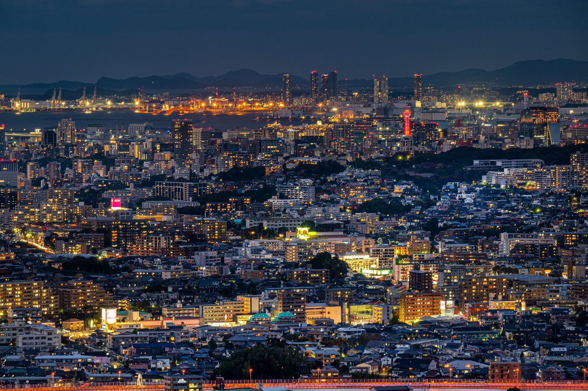 yuko_omp's tweet photo. 福岡市郊外にある油山片江展望台からの夜景です。
山の中腹ということもあってめちゃくちゃ寒かったです。
みなさんお身体にはお気をつけて❗️

#油山 
#ユーコー写真部 https://t.co/0Q5ewiLNex