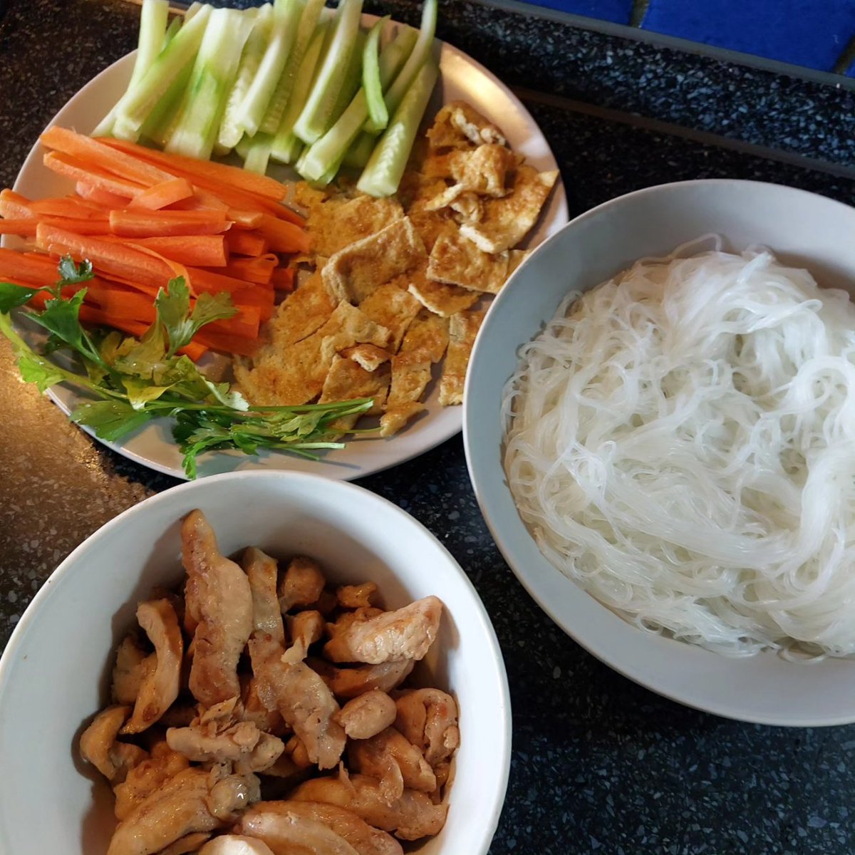 M_B_art's tweet photo. #summerrolls #ilikecooking #sometimes #chicken #omelet #vegetables #ricenoodles #riceplate #soy #wasabi https://t.co/fXIEZATtxZ