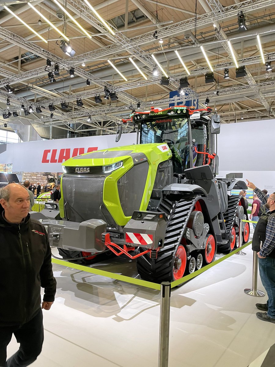 FroeseRandy's tweet photo. #Agritechnica Wow 🤩 This is an incredible experience! @froese_jack https://t.co/5BadsR5R3J