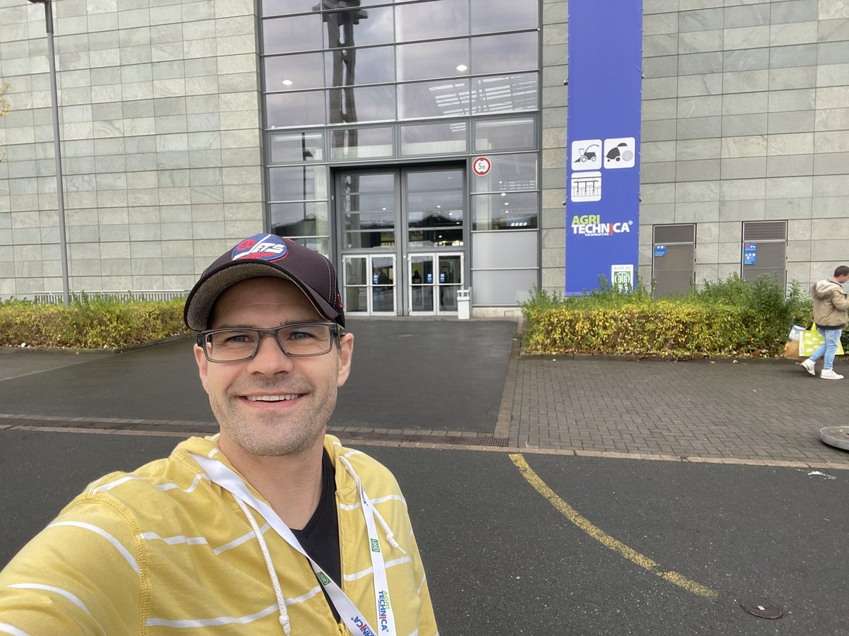 FroeseRandy's tweet photo. #Agritechnica Wow 🤩 This is an incredible experience! @froese_jack https://t.co/5BadsR5R3J