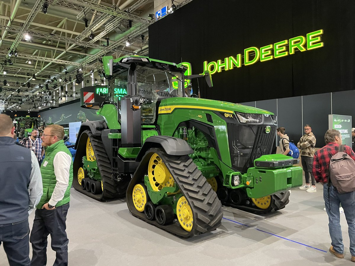 FroeseRandy's tweet photo. #Agritechnica Wow 🤩 This is an incredible experience! @froese_jack https://t.co/5BadsR5R3J