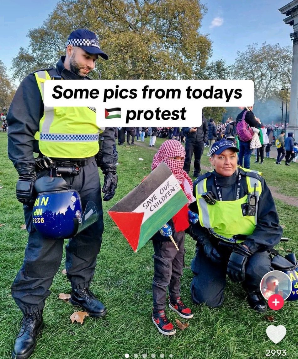 TPointUK's tweet photo. The @metpoliceuk looking impartial as always. https://t.co/j5hF3nxPBF