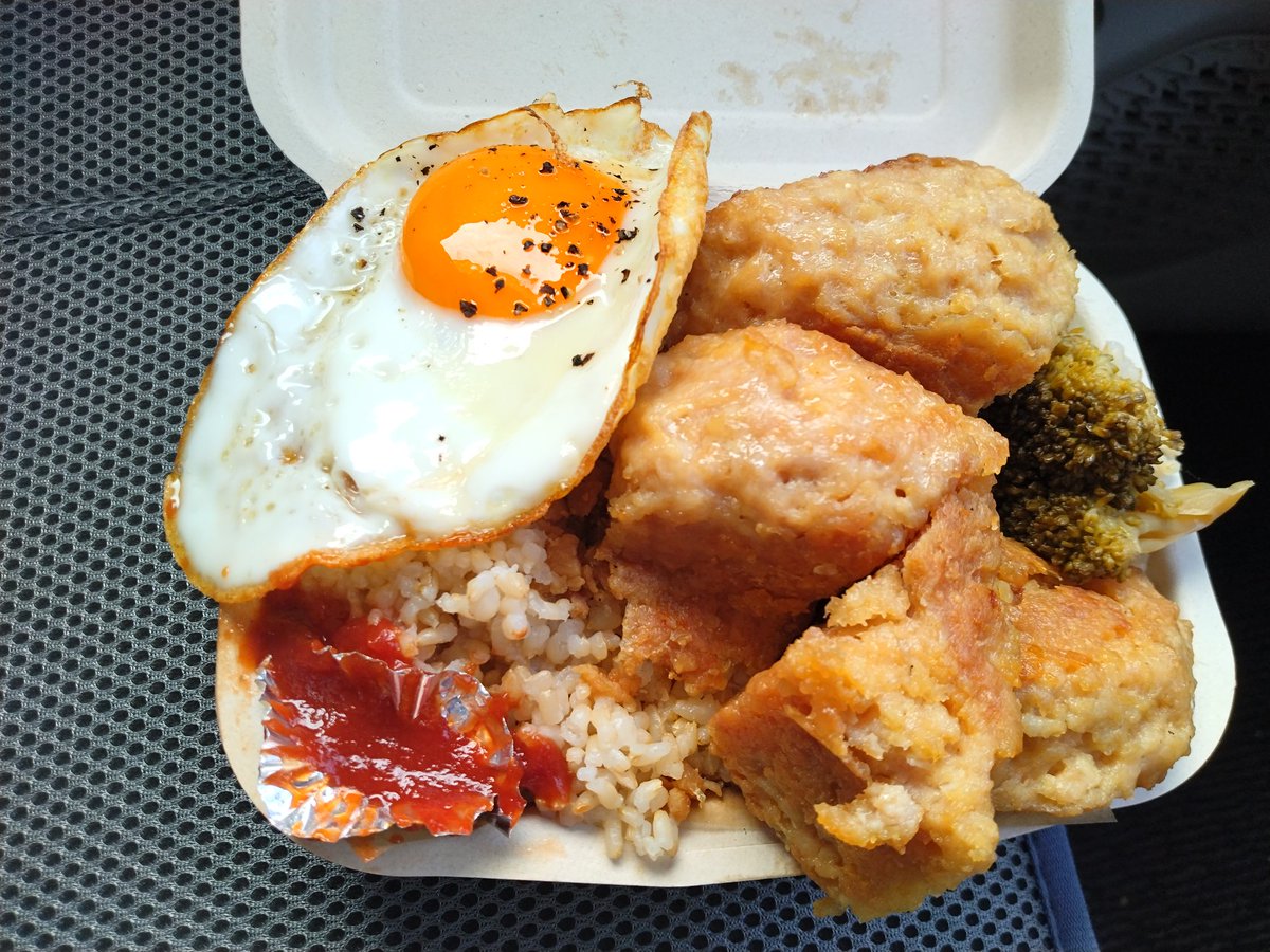 simple02231's tweet photo. #COCONES （※正確にはCOCONE'Sです）
#キッチンカー 
罪悪感ゼロ飯
低カロリー高タンパク鶏ももつくねバーグ弁当
#COCONES弁当　※玄米大盛り
#つくねバーグ　単品
#プロテインスムージー　クッキー味 
今日は　@ 尾西市民会館
『一宮のゆかいな仲間たち』会場
COCONE'Sのお姉さん可愛い❤ https://t.co/MidHIaVI66