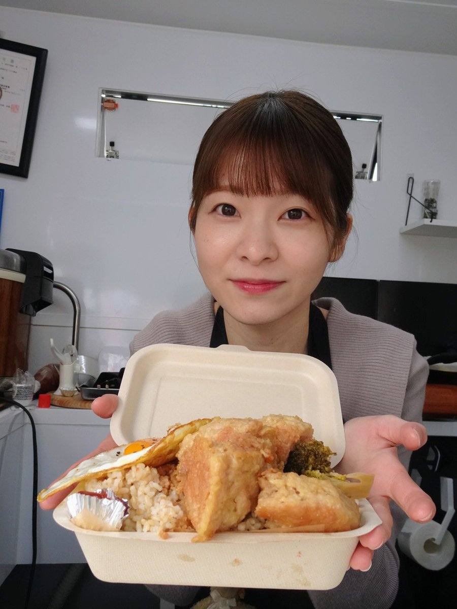 simple02231's tweet photo. #COCONES （※正確にはCOCONE'Sです）
#キッチンカー 
罪悪感ゼロ飯
低カロリー高タンパク鶏ももつくねバーグ弁当
#COCONES弁当　※玄米大盛り
#つくねバーグ　単品
#プロテインスムージー　クッキー味 
今日は　@ 尾西市民会館
『一宮のゆかいな仲間たち』会場
COCONE'Sのお姉さん可愛い❤ https://t.co/MidHIaVI66