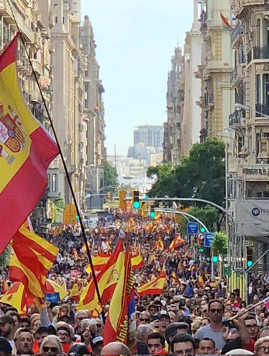 carlesenric's tweet photo. La foto de Barcelona es bien clara https://t.co/qMMyRcH1h8