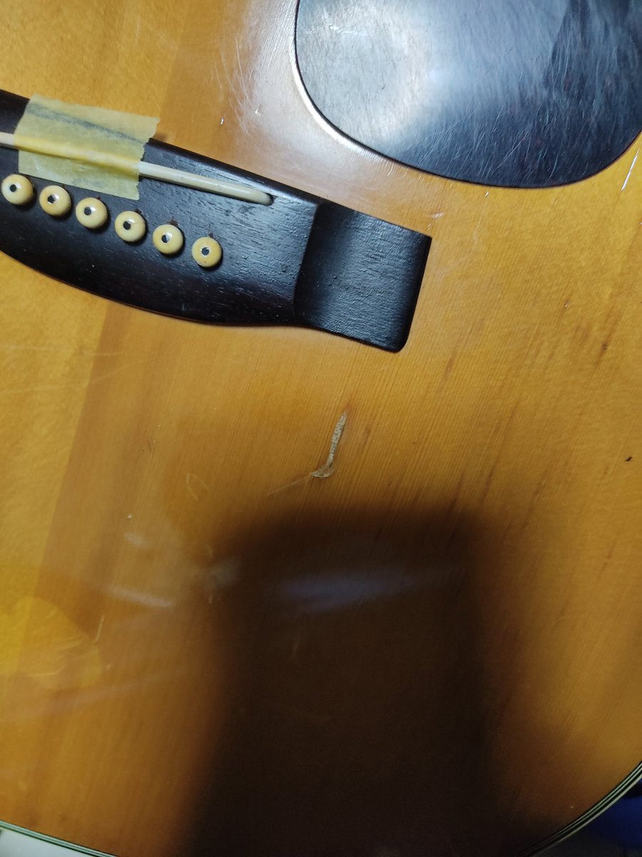 takeyan1192's tweet photo. メルカリで中古のYAMAHAのアコギ
FG−201を購入
状態　良　殆ど傷無し
で購入したが何でナットがG17辺りのボンドで寸法も合わさず素人交換されてるんだ💦グラグラで隙間空いてるし
それに打痕というかエグった傷多すぎ😭

#エレキギター #メルカリ #ギター #ギター初心者 #アコギ https://t.co/Bj3CTJlbkv