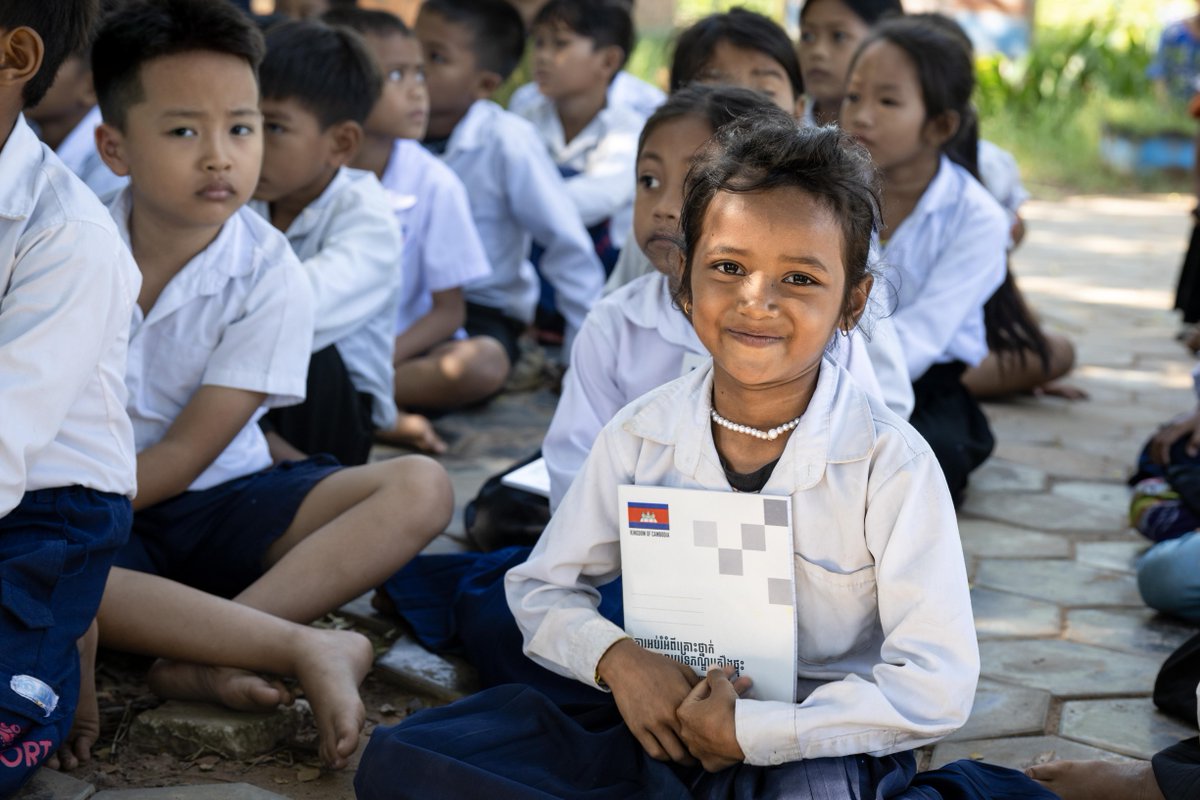 herorats's tweet image. #Education offers children a way to lift themselves out of poverty and on a path to a promising future. But the path to school is not always safe. #APOPO&apos;s mine risk education teaches children how to recognize, avoid and report threats. 

#EORE #solidarity #SavingLives #NextGen