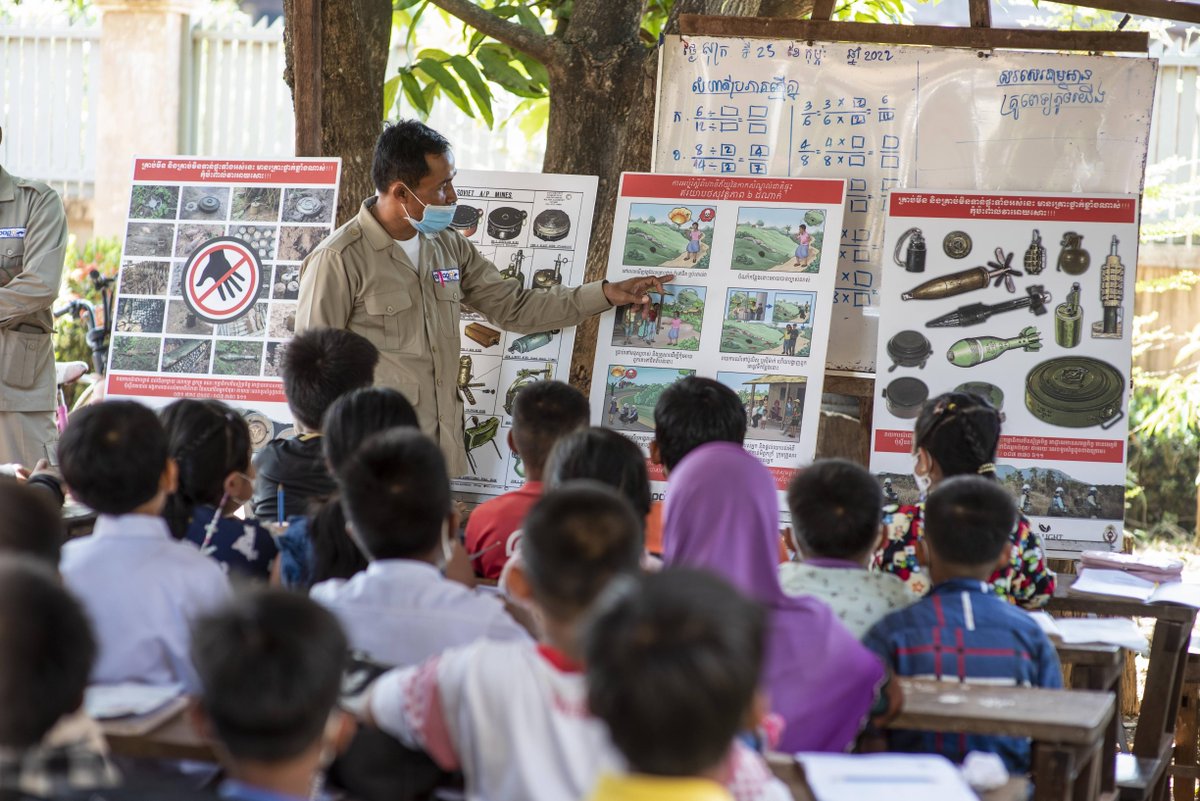 herorats's tweet image. #Education offers children a way to lift themselves out of poverty and on a path to a promising future. But the path to school is not always safe. #APOPO&apos;s mine risk education teaches children how to recognize, avoid and report threats. 

#EORE #solidarity #SavingLives #NextGen