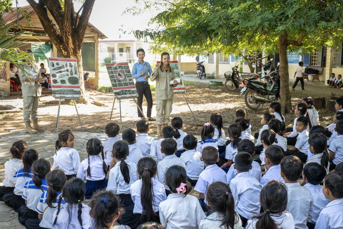 herorats's tweet image. #Education offers children a way to lift themselves out of poverty and on a path to a promising future. But the path to school is not always safe. #APOPO&apos;s mine risk education teaches children how to recognize, avoid and report threats. 

#EORE #solidarity #SavingLives #NextGen