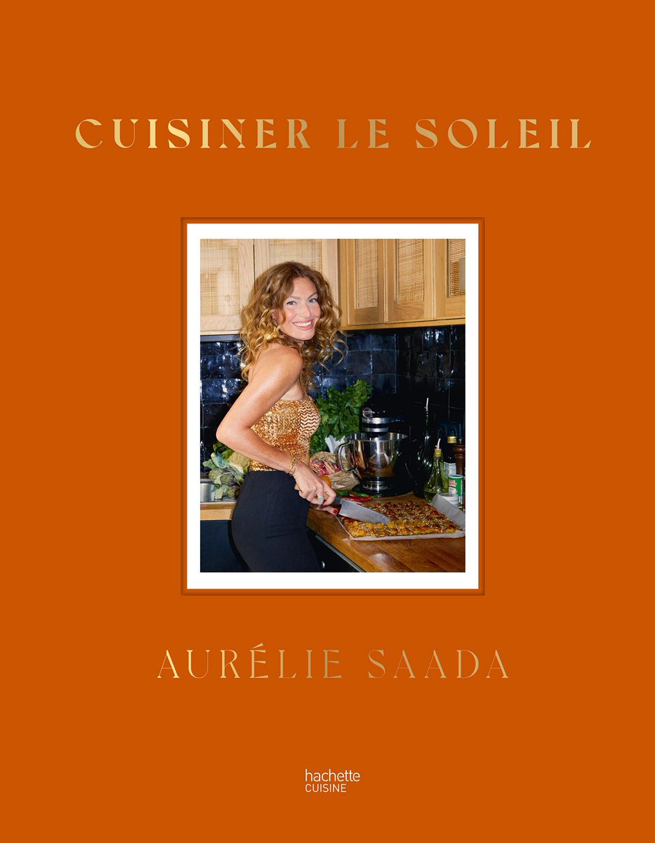 aureliesaada's tweet photo. Snoop l’a fait, Kelis l’a fait , Dolly Parton l’a fait.Les héros de mes playlists l’ont fait. Je n’ai pas su résister au désir fou de le faire moi aussi. Partager mes recettes c’est un peu comme vous inviter à la maison. Je lui souhaite  plein de taches de doigts😉 https://t.co/35cUoQZ1FD