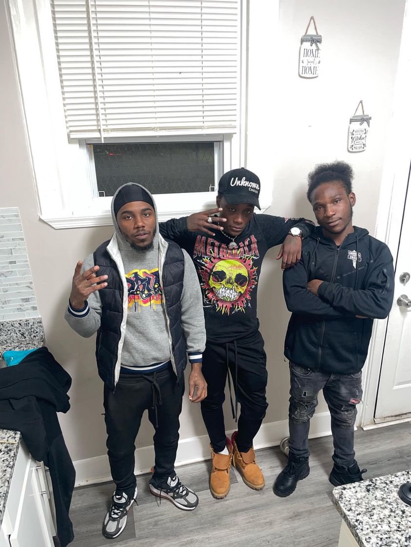Catslayerrr_'s tweet photo. 🩸💉 Blood by chance 💯 friends by choice 🤞🏿 #loyaltyisamust #Freeweezy #BK4B https://t.co/T9AuNIbDLM