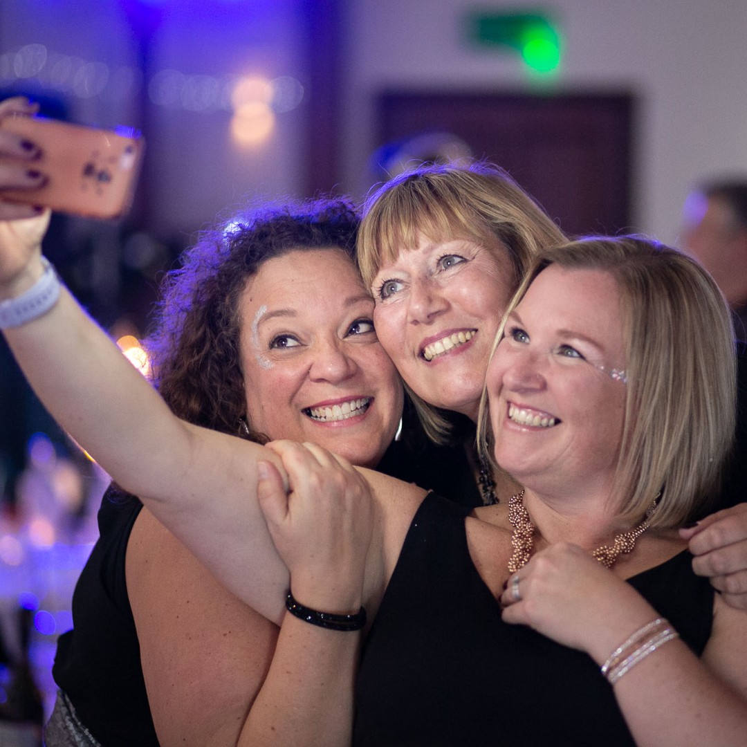 Get ready to dance, celebrate, and make memories at Salomons' Jingle Ball!⭐❤️. Strike a pose, capture the festive fun, and share your glamorous moments with us using #MemoriesAtSalomons📷

Show us how you rock around the Christmas tree! 🎄

salomons-estate.com/christmas-at-s…