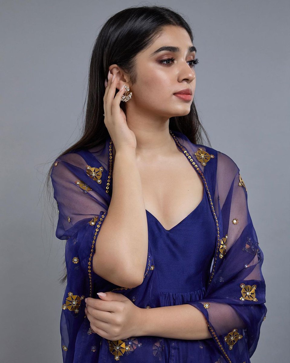 OnlyHeroines's tweet photo. #KrithiShetty 💙 https://t.co/ioU1lCb75R